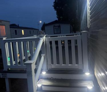 Clacton-on-Sea Complejo | 6 Beds 2 Sofa bed Family friendly - unlimited Wi-Fi, Warm, Cozy Sun decking Caravan at Seawick Holiday Park