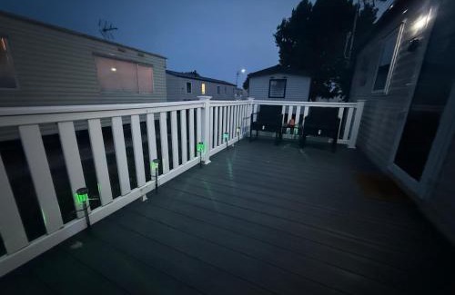 Clacton-on-Sea Complejo | 6 Beds 2 Sofa bed Family friendly - unlimited Wi-Fi, Warm, Cozy Sun decking Caravan at Seawick Holiday Park