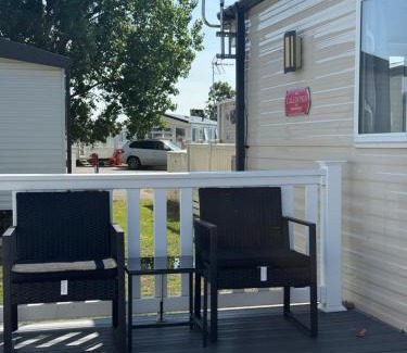Clacton-on-Sea Complejo | 6 Beds 2 Sofa bed Family friendly - unlimited Wi-Fi, Warm, Cozy Sun decking Caravan at Seawick Holiday Park