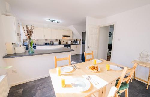 Pentwyn Casa | 6 Beds House with Free Parking, Garden & Fast WiFi