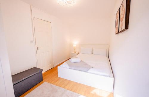 Pentwyn Casa | 6 Beds House with Free Parking, Garden & Fast WiFi