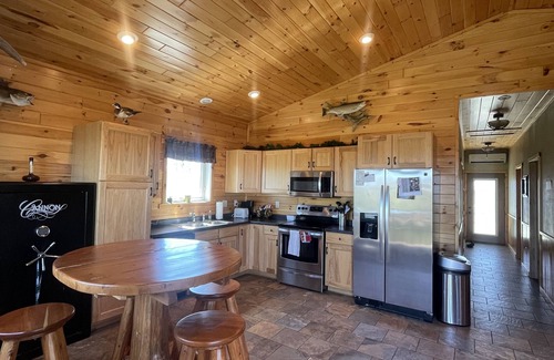 Devils Lake Cabina | 6 beds, parking, Lake access, kitchen, living room, bar & restaurant across road