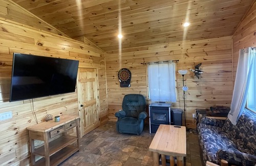 Devils Lake Cabina | 6 beds, parking, Lake access, kitchen, living room, bar & restaurant across road
