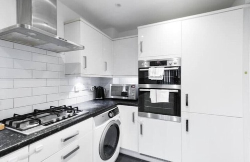 Leavesden Casa | 6 Berth- 5Beds- 2Bathroom- 3 room- 2 parking space