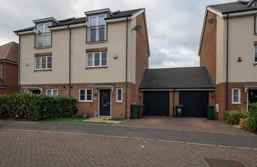 Leavesden Casa | 6 Berth- 5Beds- 2Bathroom- 3 room- 2 parking space