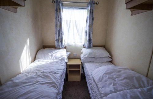 Walton on the Naze Otro | 6 Berth Caravan With Decking At Naze Marine Holiday Park Ref 17071P