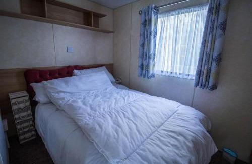 Walton on the Naze Otro | 6 Berth Caravan With Decking At Naze Marine Holiday Park Ref 17071P