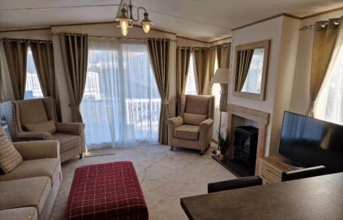 Caister-on-Sea Otro | 6 Berth Caravan With Decking At Caister Haven Holiday Park Ref 30032P