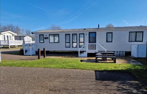 Caister-on-Sea Otro | 6 Berth Caravan With Decking At Caister Haven Holiday Park Ref 30032P