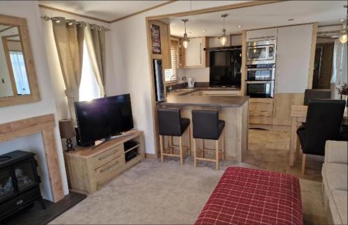 Caister-on-Sea Otro | 6 Berth Caravan With Decking At Caister Haven Holiday Park Ref 30032P