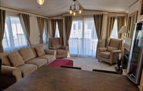 Caister-on-Sea Otro | 6 Berth Caravan With Decking At Caister Haven Holiday Park Ref 30032P
