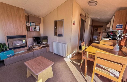 Pakefield Casa | 6 berth caravan with free WiFi for hire in Suffolk ref 68073BS