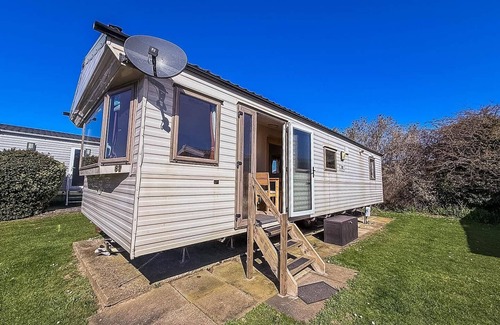 Pakefield Casa | 6 berth caravan with free WiFi for hire in Suffolk ref 68073BS