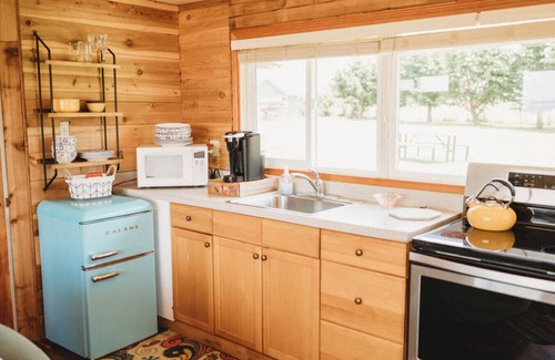 Sequim Cabina | # 6 Boho Romantic Suite Hot Tub Private Beach-Kitchenette
