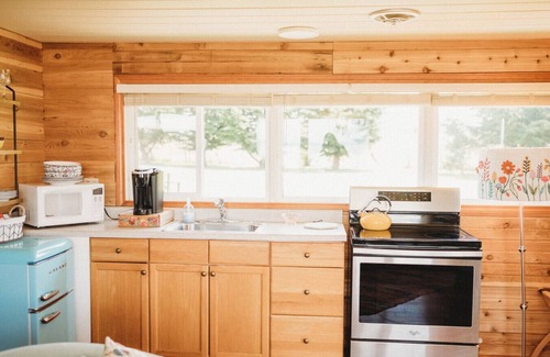 Sequim Cabina | # 6 Boho Romantic Suite Hot Tub Private Beach-Kitchenette