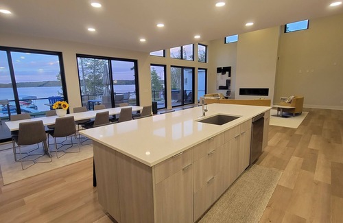Lake Township Casa | 6 BR / 4 Bath 100ft on Big Platte Lake-Sleeping Bear Dunes-Crystal Mountain Ski