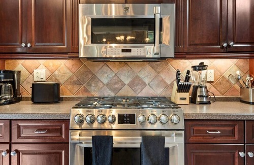 Lanesborough Casa | 6-BR Berkshires Estate w Pool