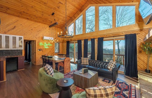 Wolf Laurel Casa | 6 Br Cabin~Hot Tub~Fire Pit~Min to Hatley Pointe