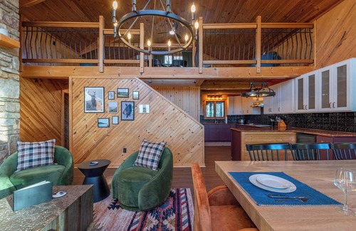 Wolf Laurel Casa | 6 Br Cabin~Hot Tub~Fire Pit~Min to Hatley Pointe