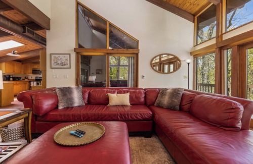 Wintergreen Cabina | 6 BR home, NEW HOT TUB, EV Charger.Walk to slopes! Close to wineries & breweries