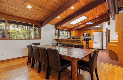 Wintergreen Cabina | 6 BR home, NEW HOT TUB, EV Charger.Walk to slopes! Close to wineries & breweries