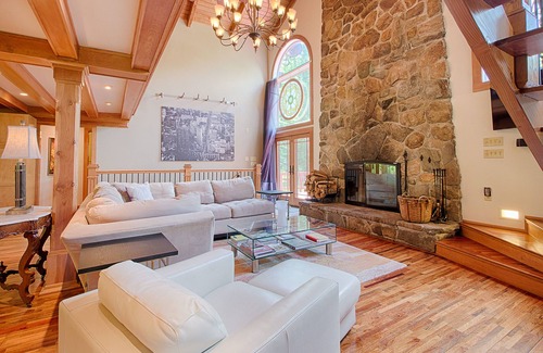Newfane Casa | Hermosa propiedad con piscina con vistas a las montañas