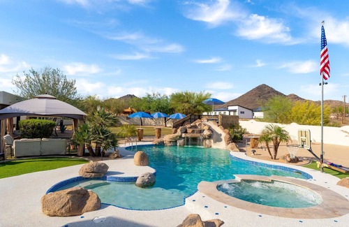 Desert View Casa | 6 BR,Pet friendly,Outdoor Grill and Pool,Sleeps 24
