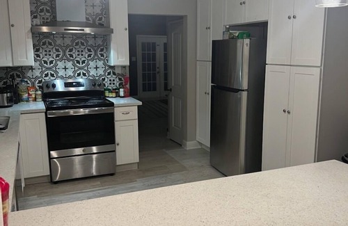 Groves Casa | 6 BRs Spacious Charming House, Great Neighborhood
