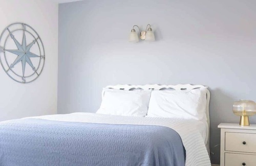 Newport Hotel | #6 | Comfy Room w/ Queen-bed