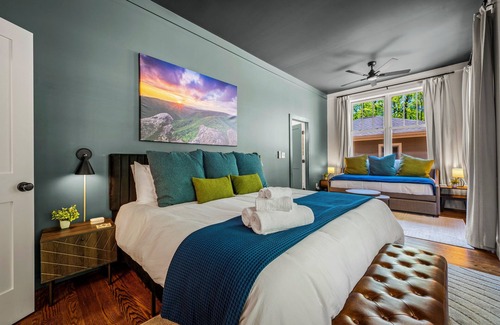Fletcher Cabina | 6 King Bedrms! Pool. Hot Tubs. Firepits. GameRm. Sleeps 22! 5 Ensuite Bathrooms!