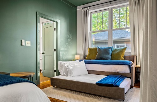 Fletcher Cabina | 6 King Bedrms! Pool. Hot Tubs. Firepits. GameRm. Sleeps 22! 5 Ensuite Bathrooms!
