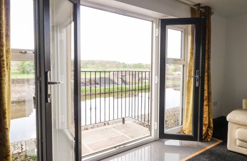 Gargrave Cabaña | 6 LOCK VIEW, pet friendly, with hot tub in Gargrave