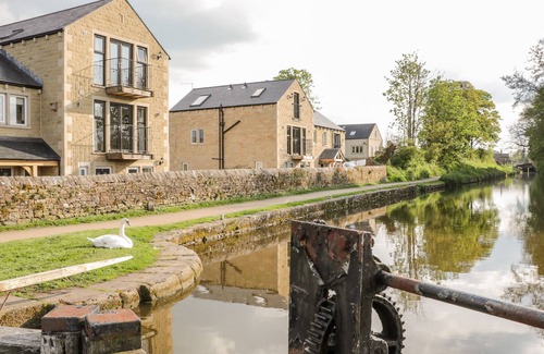 Gargrave Cabaña | 6 LOCK VIEW, pet friendly, with hot tub in Gargrave