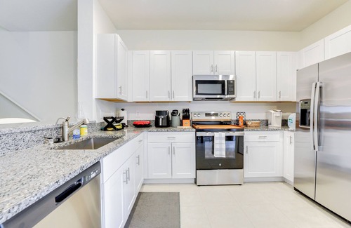 Ruskin Casa | 6 Mi to Apollo Beach: Townhome w/ Pool Access!
