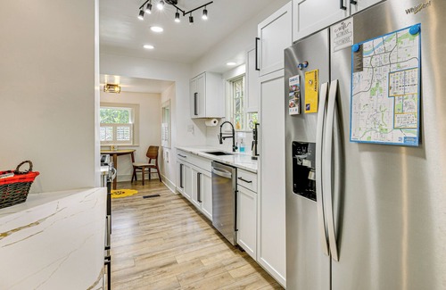 Kansas City Casa | 6 Mi to Arrowhead Stadium: Charming Home w/ Porch!