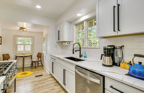Kansas City Casa | 6 Mi to Arrowhead Stadium: Charming Home w/ Porch!