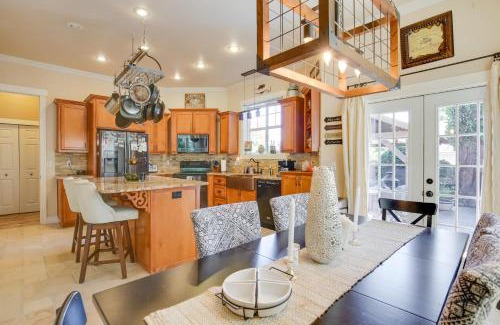 Central Oregon Casa | 6 Mi to Autzen Stadium Family Home with Hot Tub!