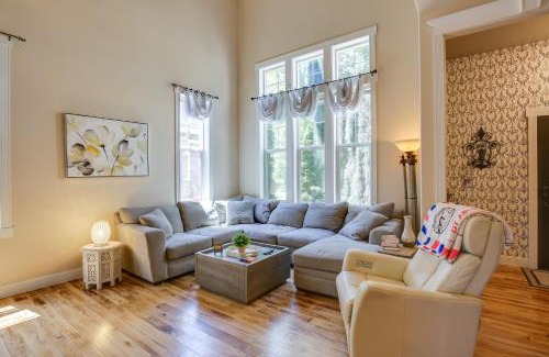 Central Oregon Casa | 6 Mi to Autzen Stadium Family Home with Hot Tub!