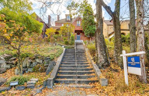 Squirrel Hill South Casa | 6 Mi to Downtown - Spacious Home in Pittsburgh!
