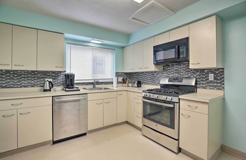 Squirrel Hill Casa | 6 Mi to Dtwn: Pittsburgh Townhome w/ Porch