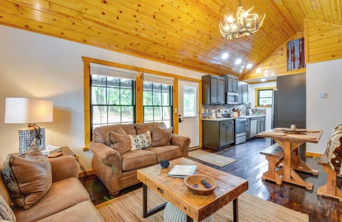 Clarkesville Cabina | 6 Mi to Helen: Mtn-View Retreat w/ Hot Tub!