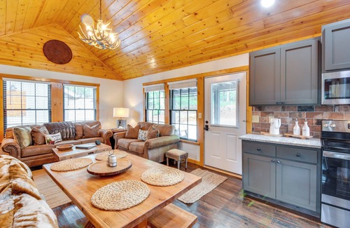 Clarkesville Cabina | 6 Mi to Helen: Mtn-View Retreat w/ Hot Tub!