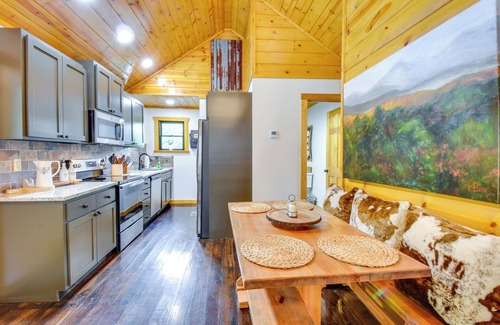 Clarkesville Cabina | 6 Mi to Helen: Mtn-View Retreat w/ Hot Tub!