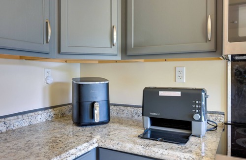 Hoover Apartamento | 6 Mi to the Summit: Stylish Apt w/ Patio Access