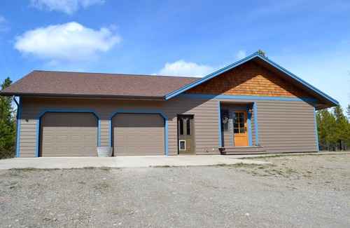 Coram Casa | 6 millas del Parque Nacional Glacier! Casa privada tranquila en 5 acres. 2 BDR / 2. 5 BA