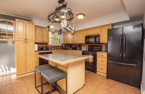 Kodak Casa | 6 Min Off exit 407 Hot Tub Firepit Spacious Game Room Fenced Large Yard