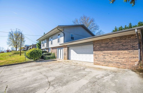 Kodak Casa | 6 Min Off exit 407 Hot Tub Firepit Spacious Game Room Fenced Large Yard