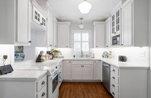 Athens Casa | 6 min to DT/UGA—Backyard + Pool—WIFI—BBQ—Indoor Fireplace