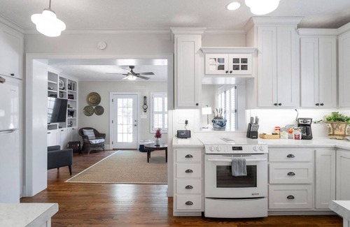 Athens Casa | 6 min to DT/UGA—Backyard + Pool—WIFI—BBQ—Indoor Fireplace