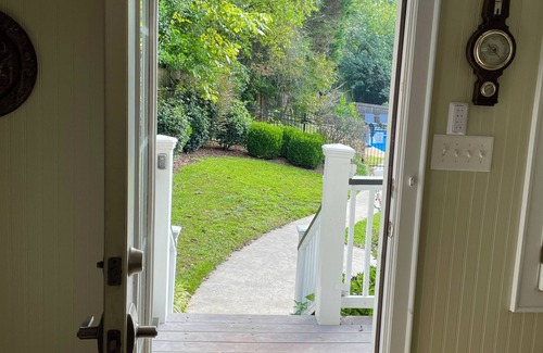 Athens Casa | 6 min to DT/UGA—Backyard + Pool—WIFI—BBQ—Indoor Fireplace